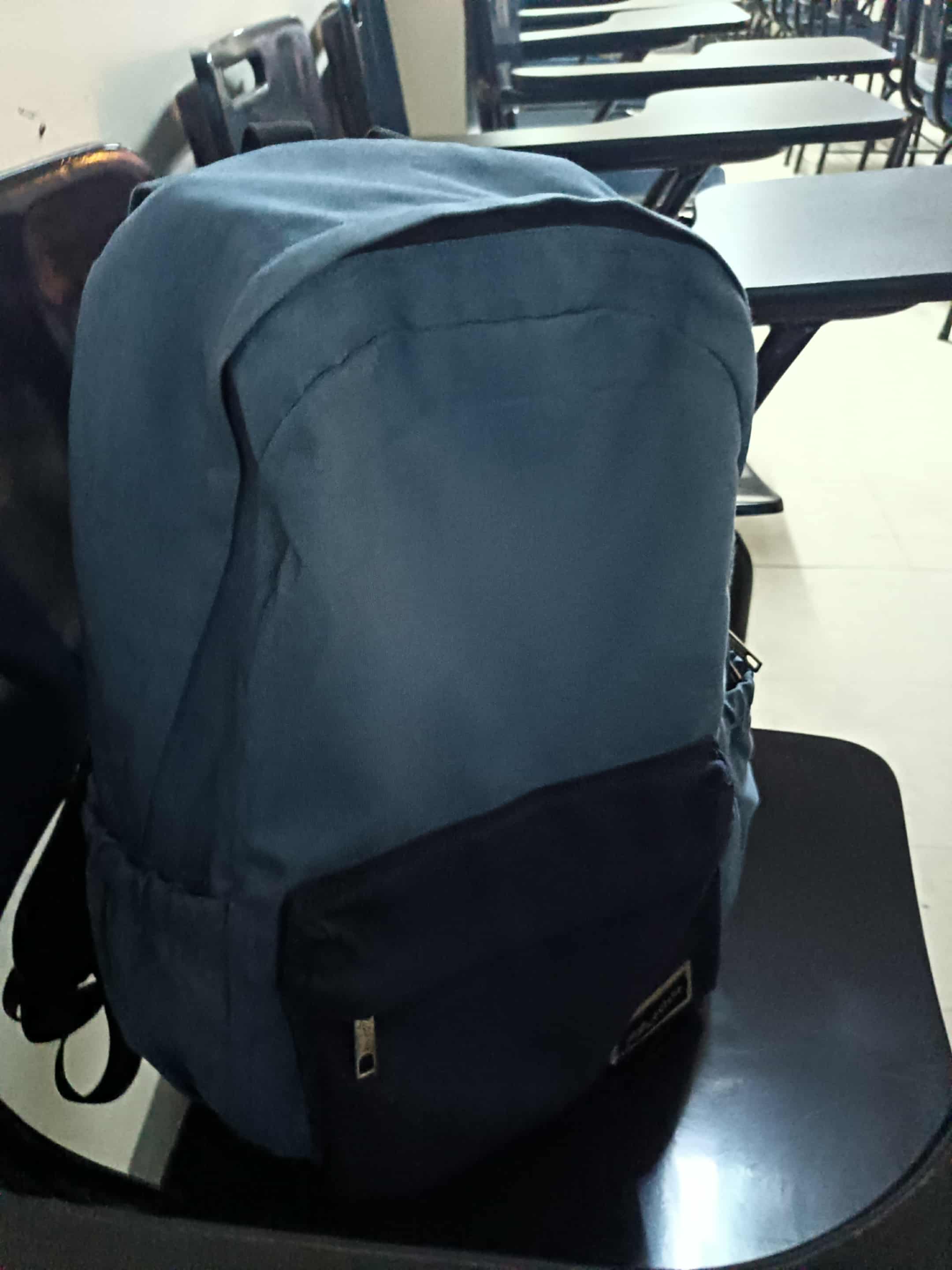 sa cict building na dula akon blue na bag